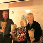 Årets jubilarer firade med blommor ocg fyrfaldigt leve. Fr.v. Kjell Larsson 70 år, Lillemor Green 90 år, Owe Andersson 85 år.