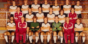 Översta raden fr.v. :Veijo Nylund, Kent Colling, Anders Björkén, namn okänt, Thomas Lundgren, Peter Ruse, Jan Hellstedt. Mittenraden fr.v. :Tage Backman, materialare, Christer Söderberg, Björn ”Nalle” Hansson, Nicke Ferraresi, Peter Lake, Kjell Mattsson massör. Nedre raden fr.v.:John Wilkinson, Totte Nilsson bitr tränare, Bo Emanuelsson, Stefan Wallén, Kjell Larsson, Olavus ”Olka” Ohlsson tränare, Robert Jacobsén