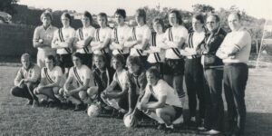 Övre raden fr.v: Janne Lundqvist, tränare, Ulf Höglund, Kent Larsson, Karsten Åkesson, Peter Schmid, Stefan Ljunggren, Robert Jacobsén, Björn ”Nalle” Hansson, Gunnar Höglund, Hasse Jansson lagledare, Kalevi Nylund materialförvaltare. Nedre raden fr.v: Krister xxxx massör, Åke Samuelsson, Kenneth Appiani, Kjell Larsson, Thomas Lundgren, Göran Malmqvist, Sören Blomgren.
